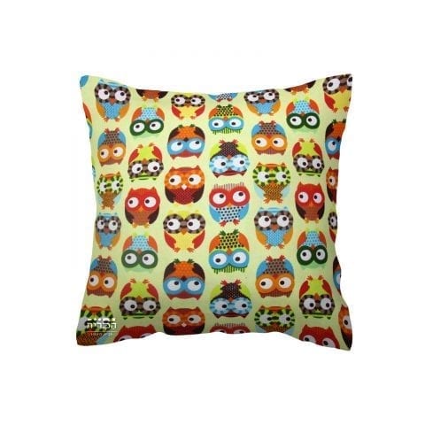 כרית ינשופים צעוניים ברקע צהוב עדין