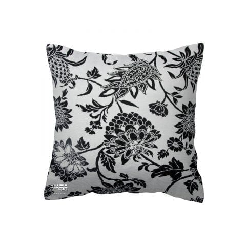 כרית נוי לבנה עם פרחים בשחור