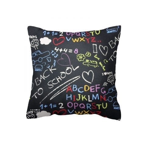 כרית שחורה עם כתוביות צבעוניות