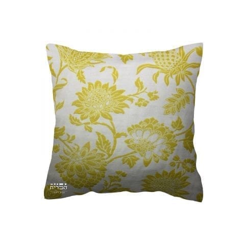 כרית פרחים צהובים ברקע בהיר