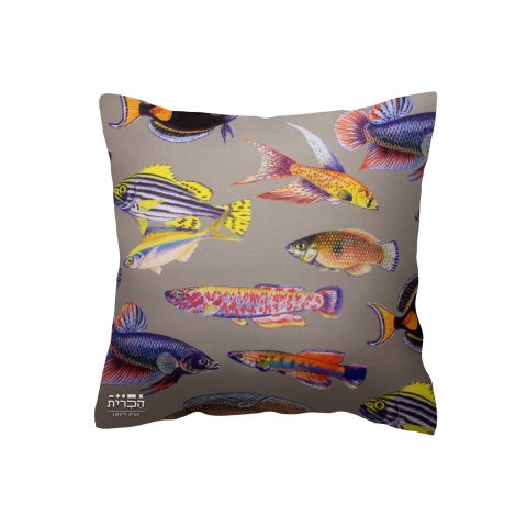 כרית דגים ברקע חום